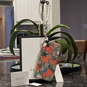 Gucci 🍓 Case w/Wristlet & Card Case added NEW